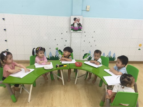Bé tập chấm màu in hoa